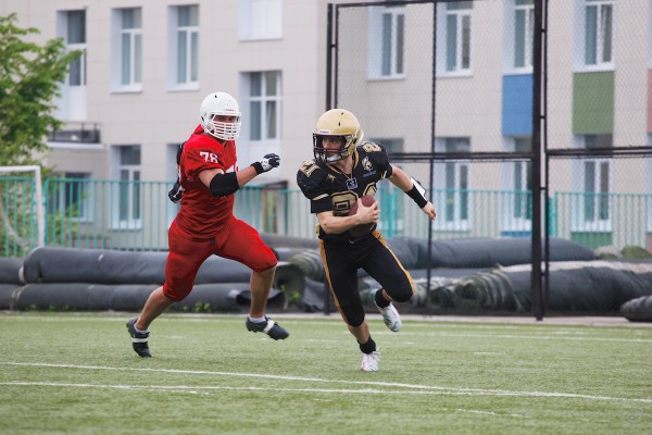 Spartans QB Ivan Goloveshkin (#21) carrying the ball