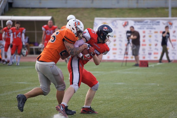 June 20, 2015 / Yaroslavl, Russia / Rebels WR Dmitry Seydametov (#84) and Patriots CB Andrey Leonov (#25) / © First&Goal (firstandgoal.ru) / Yuriy Marin