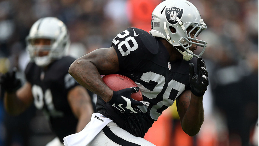 Latavius Murray runs the ball past Kansas City defense