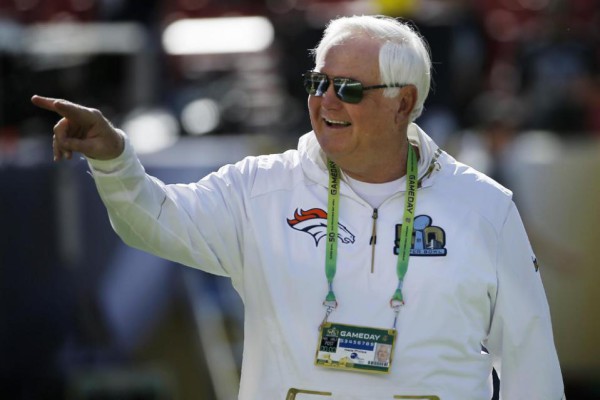 Wade Phillips, defensive coordinator for the the Denver Broncos, arrives before the NFL Super Bowl 50 football game against the Carolina Panthers, Sunday, Feb. 7, 2016, in Santa Clara, Calif. (AP Photo/Matt Slocum)