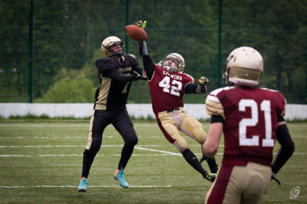 Кирилл Якубовский и Алексей Никифоров в матче «Спартанцы» – «Литвины», 21 мая 2016. Фото: Михаил Клавиатуров (First & Goal)