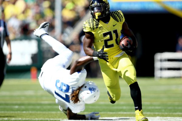 Oregon running back Royce Freeman (21) runs with the ball during the second quarter of an NCAA college football game against Georgia State, Saturday, Sept. 19, 2015, in Eugene, Ore. (AP Photo/Ryan Kang) ORG XMIT: ORRK106