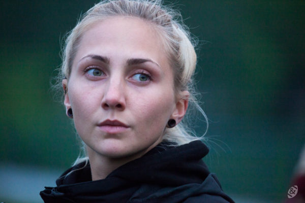 Болельщица на трибунах во время матча «Спартанцы» – «Литвины», 21 мая 2016 г. Фото: Михаил Клавиатуров (First & Goal)