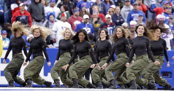 1398427947000-ap-cheerleader-lawsuit-football