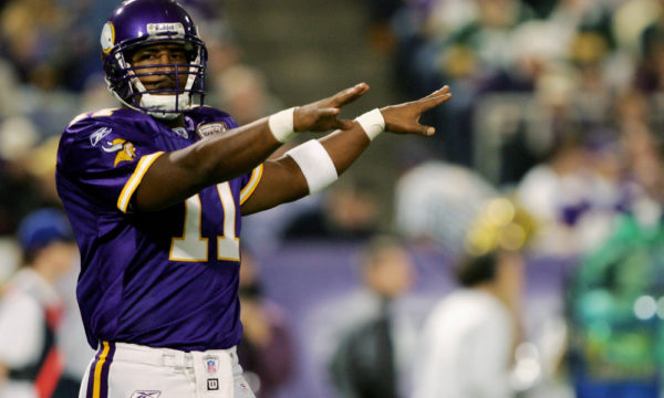 MINNEAPOLIS - OCTOBER 23: Quarterback Daunte Culpepper #11 the Minnesota Vikings directs the offense against the Green Bay Packers at the Metrodome October 23, 2005 in Minneapolis, Minnesota. (Photo by Doug Pensinger/Getty Images)