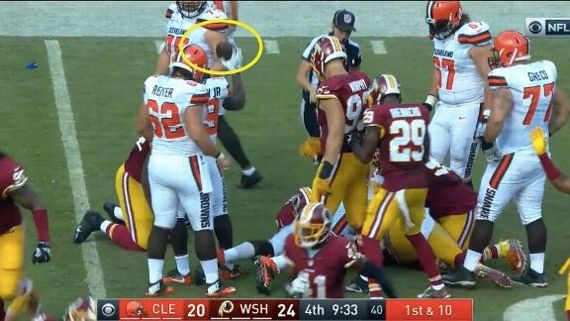 Лайн-джадж Сара Томас направляется к свалке игроков, где линейный Джо Томас и лайнбекер Уилл Комптон борются за обладание мячом, который при этом держит Дюк Джонсон-младший