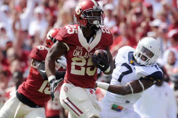 Oct 3, 2015; Norman, OK, USA; Oklahoma Sooners running back Joe Mixon (25) runs for a touchdown against the West Virginia Mountaineers in the second quarter at Gaylord Family - Oklahoma Memorial Stadium. Mandatory Credit: Mark D. Smith-USA TODAY Sports