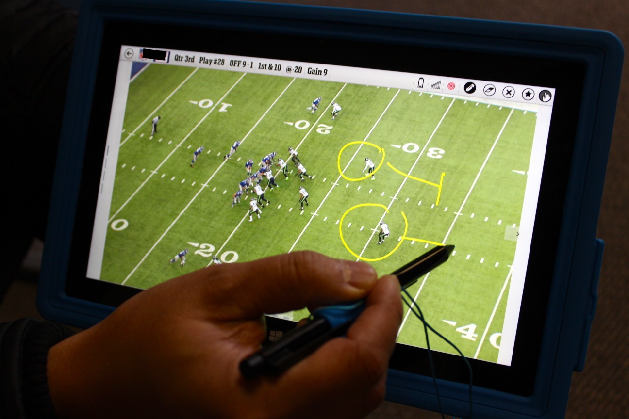 Sports analysis. Игра Майкрософт surface. Планшет тренера пробег футболиста.