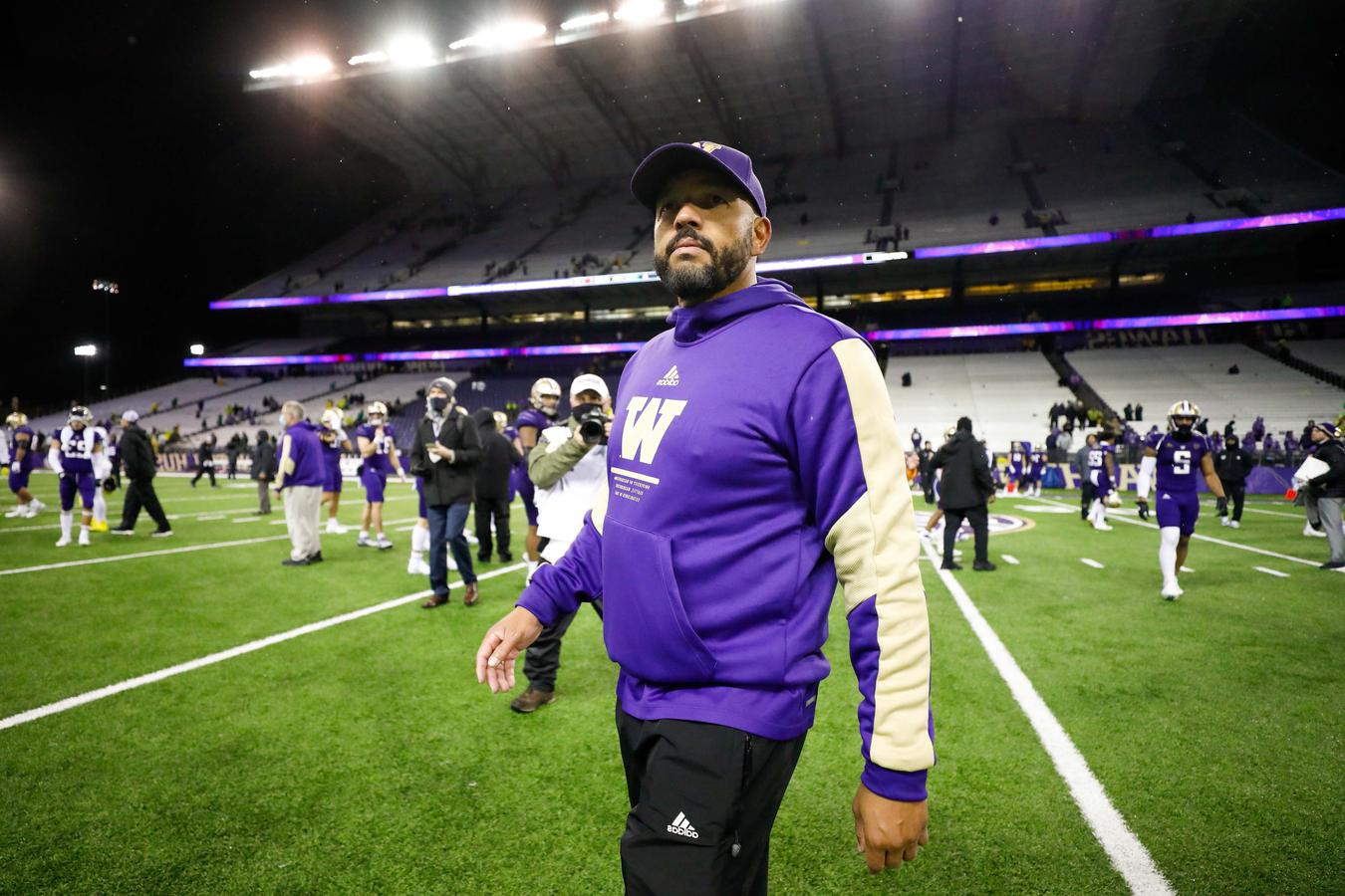 «Хаскис» уволили главного тренера. Ранее он зарядил своему же игроку по ...